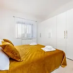 Comfort Karla Ρόβινι
